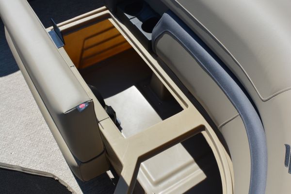 Starcraft Pontoon EX 22 FD seating storage open